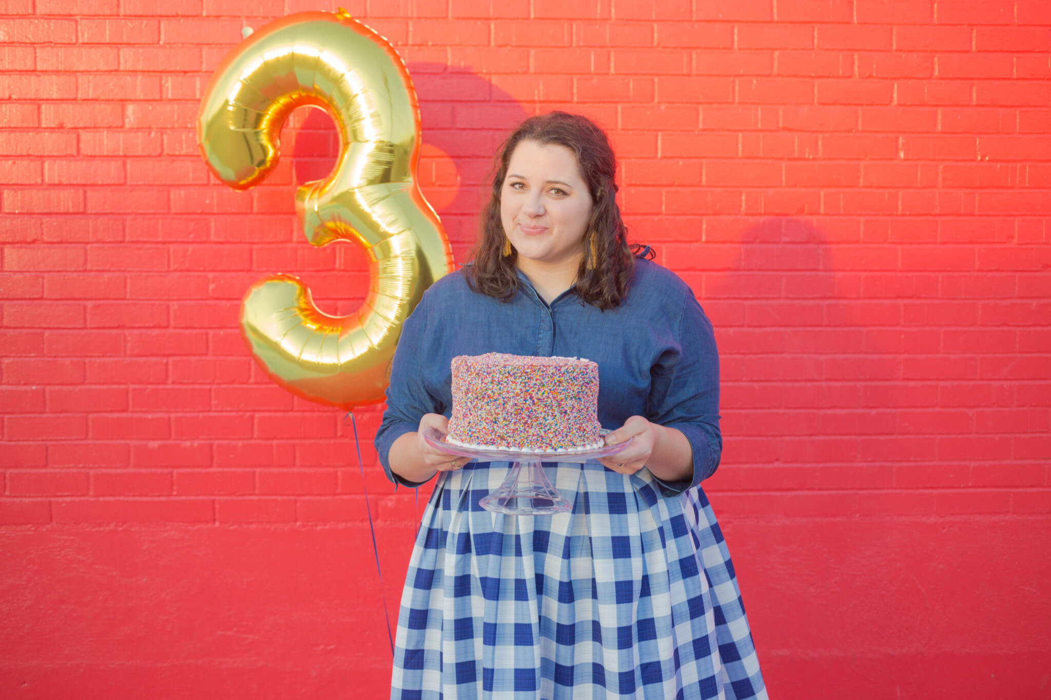 I'm having way too much fun celebrating SGSB's blogiversary with balloons, cake and the gorgeous Sugar & Cloth Color Wall | Something Gold, Something Blue a curvy fashion blog by Emily Bastedo