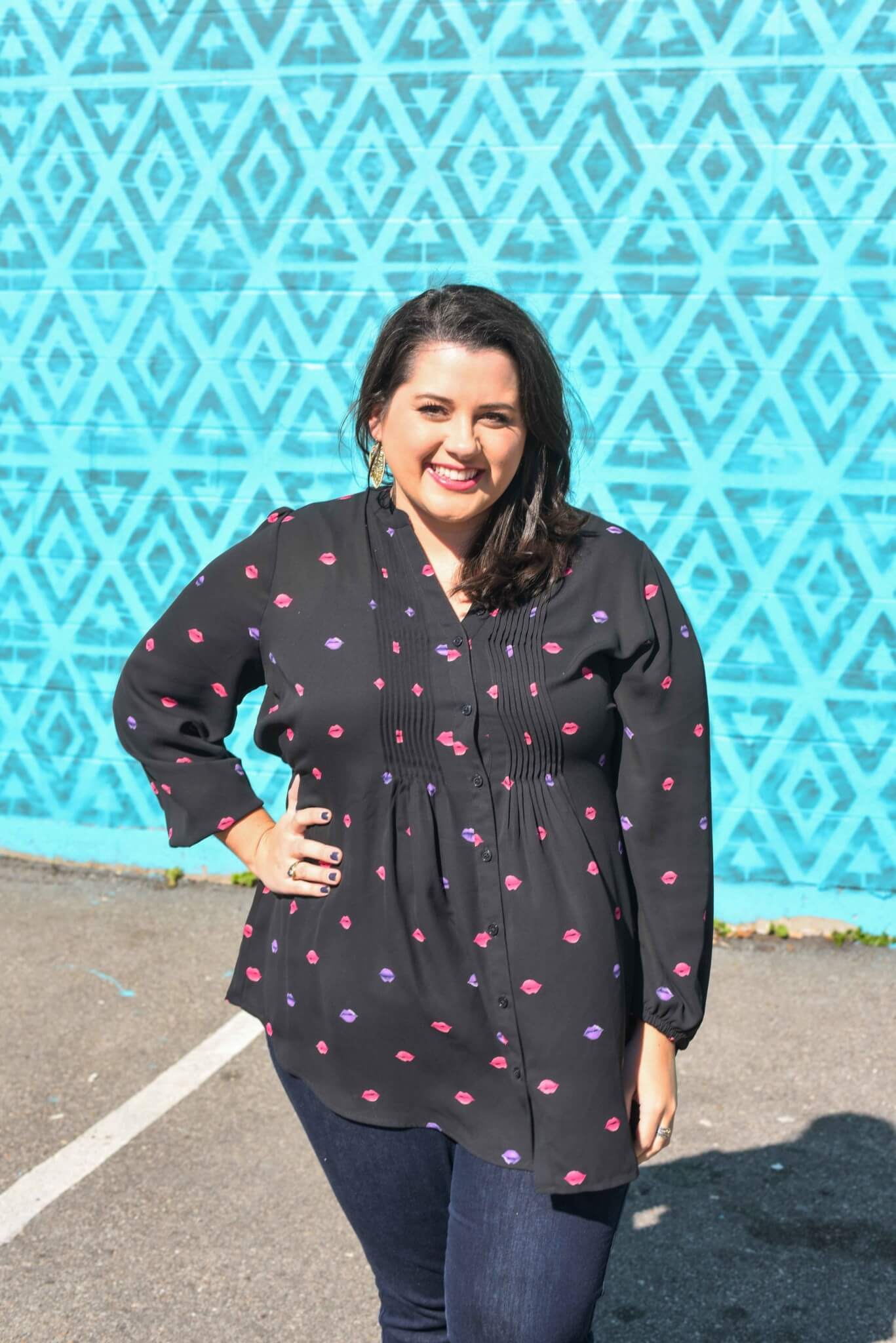 Stuck in a fashion rut? Why not make a Style resolution for the new year. This year, I am vowing to wear more sheer items and to embrace them. Curvy Style Blogger, Emily Bastedo from Something Gold, Something Blue is sharing an adorable lip print black sheer tunic and a pair of jeans as a perfect weekend look. 