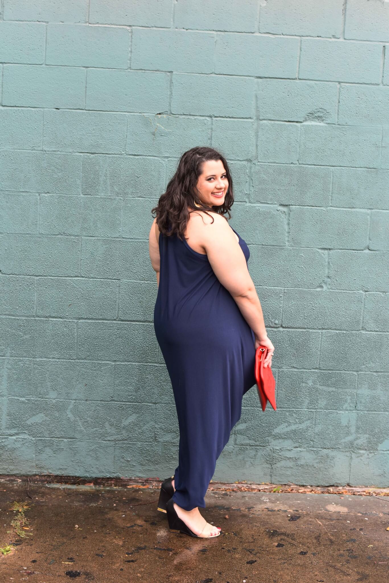Trying to decide what to wear to a TONY Awards Watch Party? Emily Bastedo, the curvy style blogger from Something Gold, Something Blue is sharing the draped navy maxi dress which can be worn both formally or for a casual night out with friends. Curvy style, plus size style, summer style, preppy style
