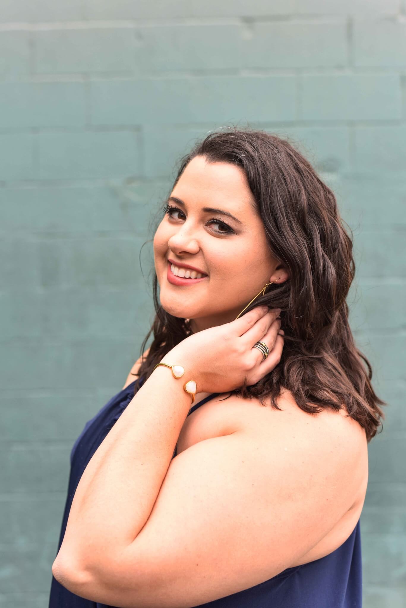 Trying to decide what to wear to a TONY Awards Watch Party? Emily Bastedo, the curvy style blogger from Something Gold, Something Blue is sharing the draped navy maxi dress which can be worn both formally or for a casual night out with friends. Curvy style, plus size style, summer style, preppy style