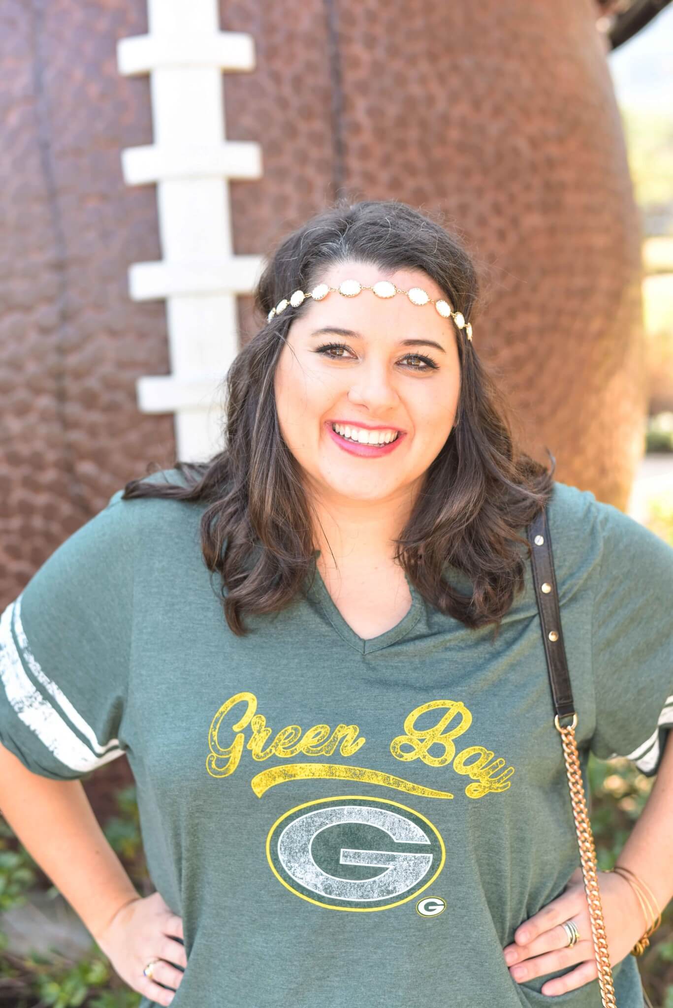 Packers Football Game Day Outfit - I wish the Green Bay Packers would have made it to the Super Bowl here in Houston. I'm still supporting my team in today's blog post by showing what to wear to the Super Bowl or what to wear to a Super Bowl party. I'm talking about casual football fashion, casual game day outfits and why I became a Packers fan on Something Gold, Something Blue a curvy style blog. 