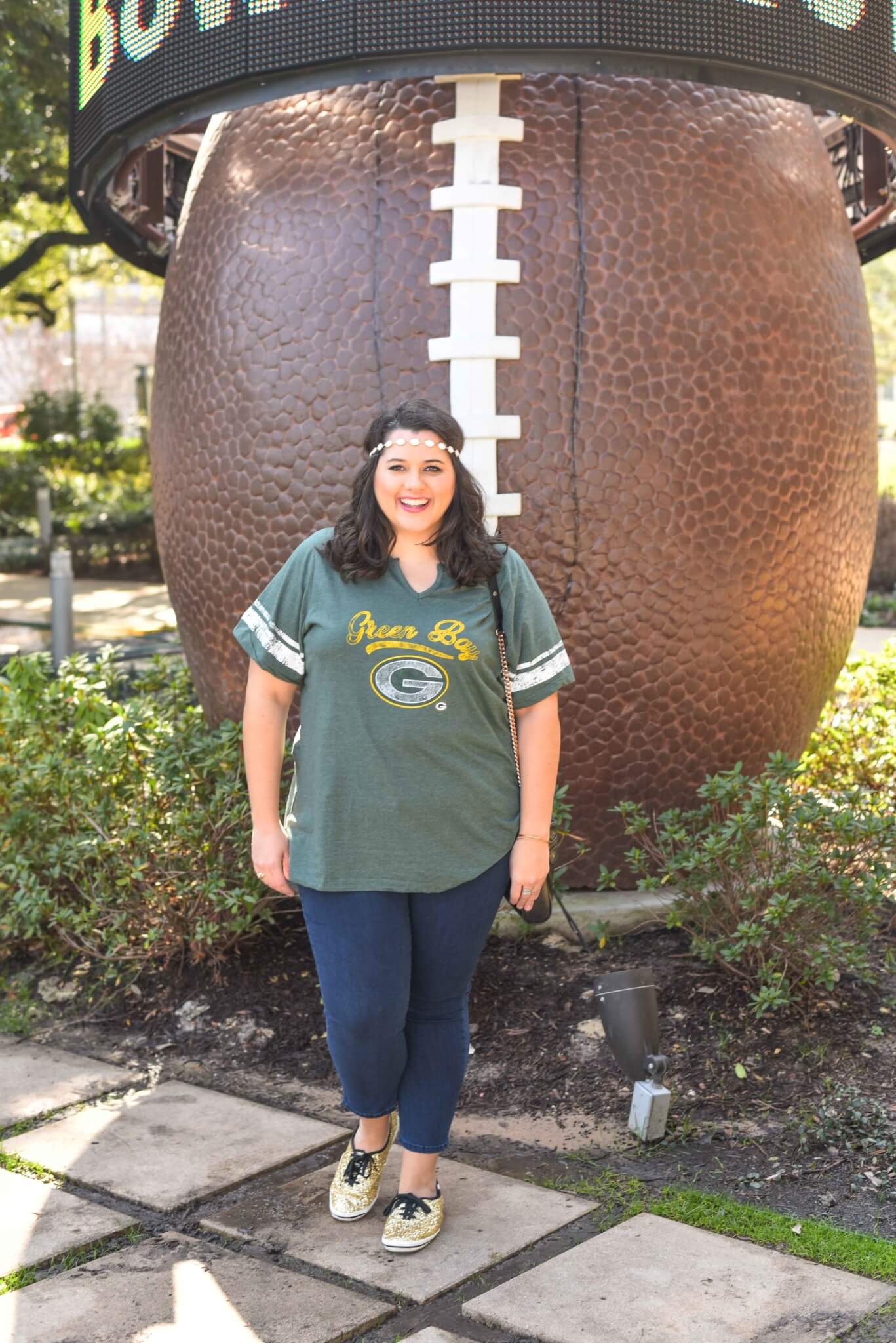 Packers Football Game Day Outfit - I wish the Green Bay Packers would have made it to the Super Bowl here in Houston. I'm still supporting my team in today's blog post by showing what to wear to the Super Bowl or what to wear to a Super Bowl party. I'm talking about casual football fashion, casual game day outfits and why I became a Packers fan on Something Gold, Something Blue a curvy style blog. 