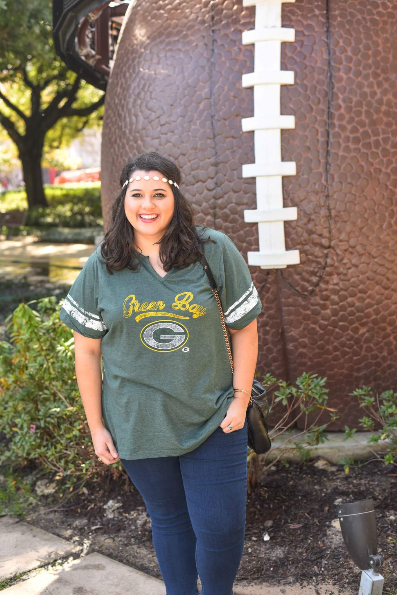Packers Football Game Day Outfit - I wish the Green Bay Packers would have made it to the Super Bowl here in Houston. I'm still supporting my team in today's blog post by showing what to wear to the Super Bowl or what to wear to a Super Bowl party. 