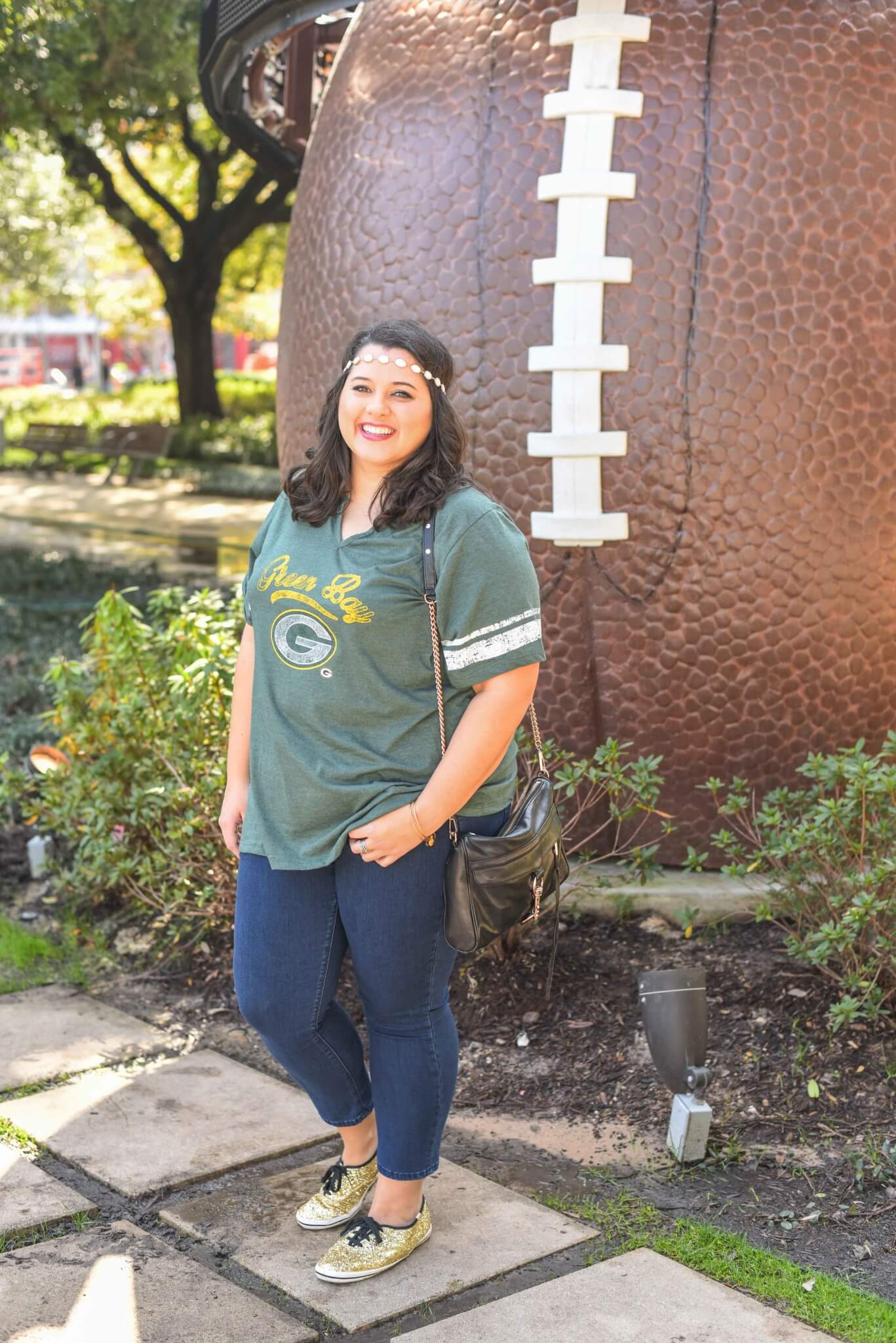 Packers Football Game Day Outfit - I wish the Green Bay Packers would have made it to the Super Bowl here in Houston. I'm still supporting my team in today's blog post by showing what to wear to the Super Bowl or what to wear to a Super Bowl party. 