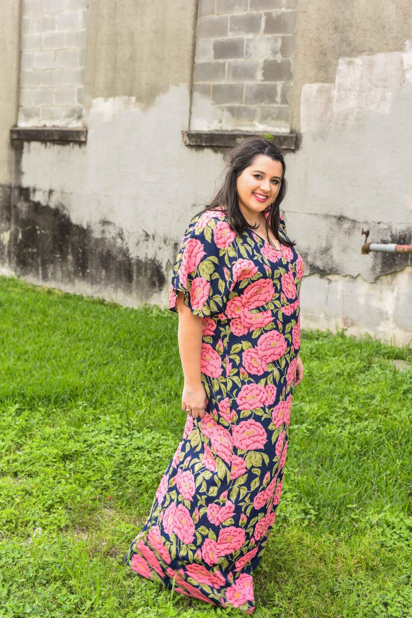 Houston based plus size style blogger, Emily from Something Gold, Something Blue is featuring a fabulous maxi dress that combines two of spring's biggest fashion trends, a bold floral print and maxi dress. Spring style, plus size fashion, curvy fashion, curvy style, preppy style
