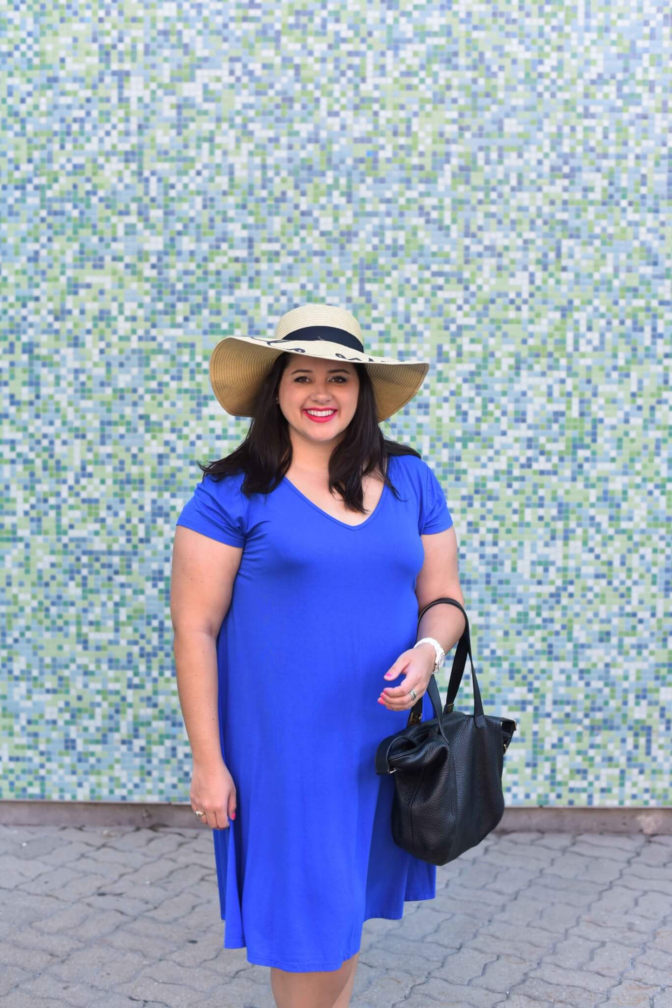 What to wear on a summer weekend day for being a tourist in your own city. A chic summer dress, an adorable printed pair of sneakers and a hat create an eyecatching look. #plussize #plussizeblogger #summerstyle #summerdress