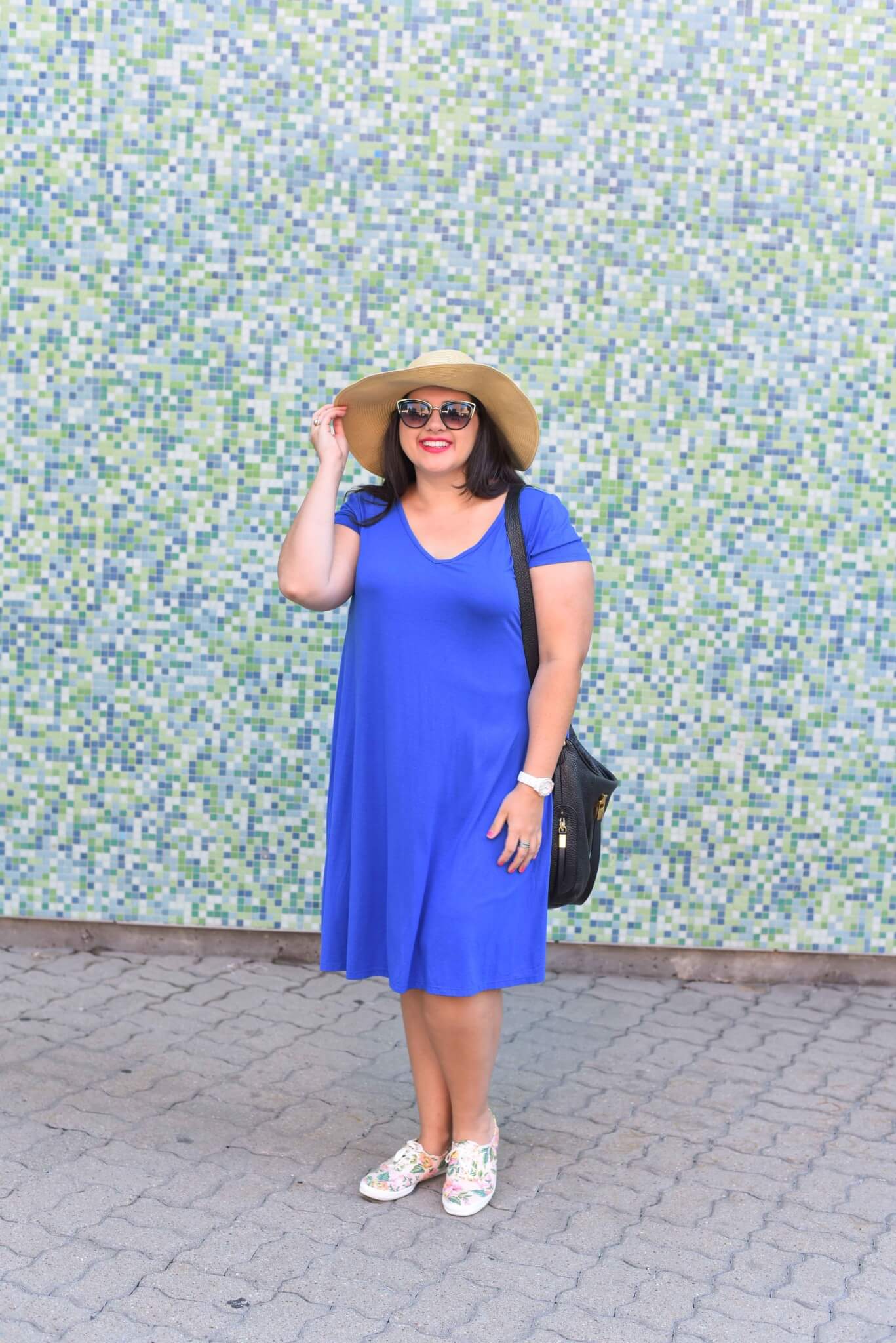 What to wear on a summer weekend day for being a tourist in your own city. A chic summer dress, an adorable printed pair of sneakers and a hat create an eyecatching look. #plussize #plussizeblogger #summerstyle #summerdress