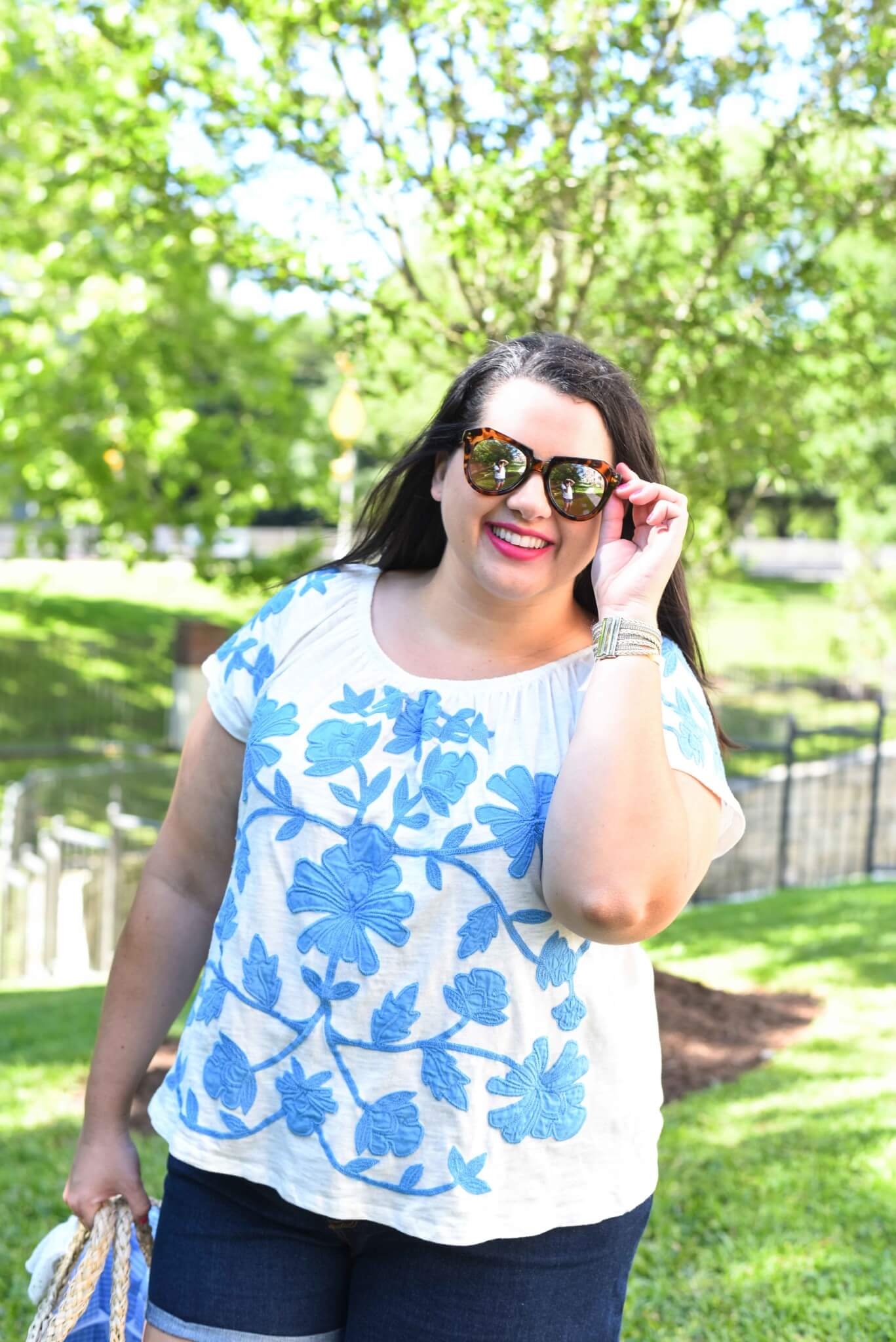 What to wear on Memorial Day Weekend. Having a long holiday weekend to kick off the summer is a perfect excuse to be outside an read a good book. Curvy and plus size style blogger, Emily Bastedo from Something Gold, Something Blue shares how she would style an off the shoulder floral embroidered top to celebrate a casual weekend. 