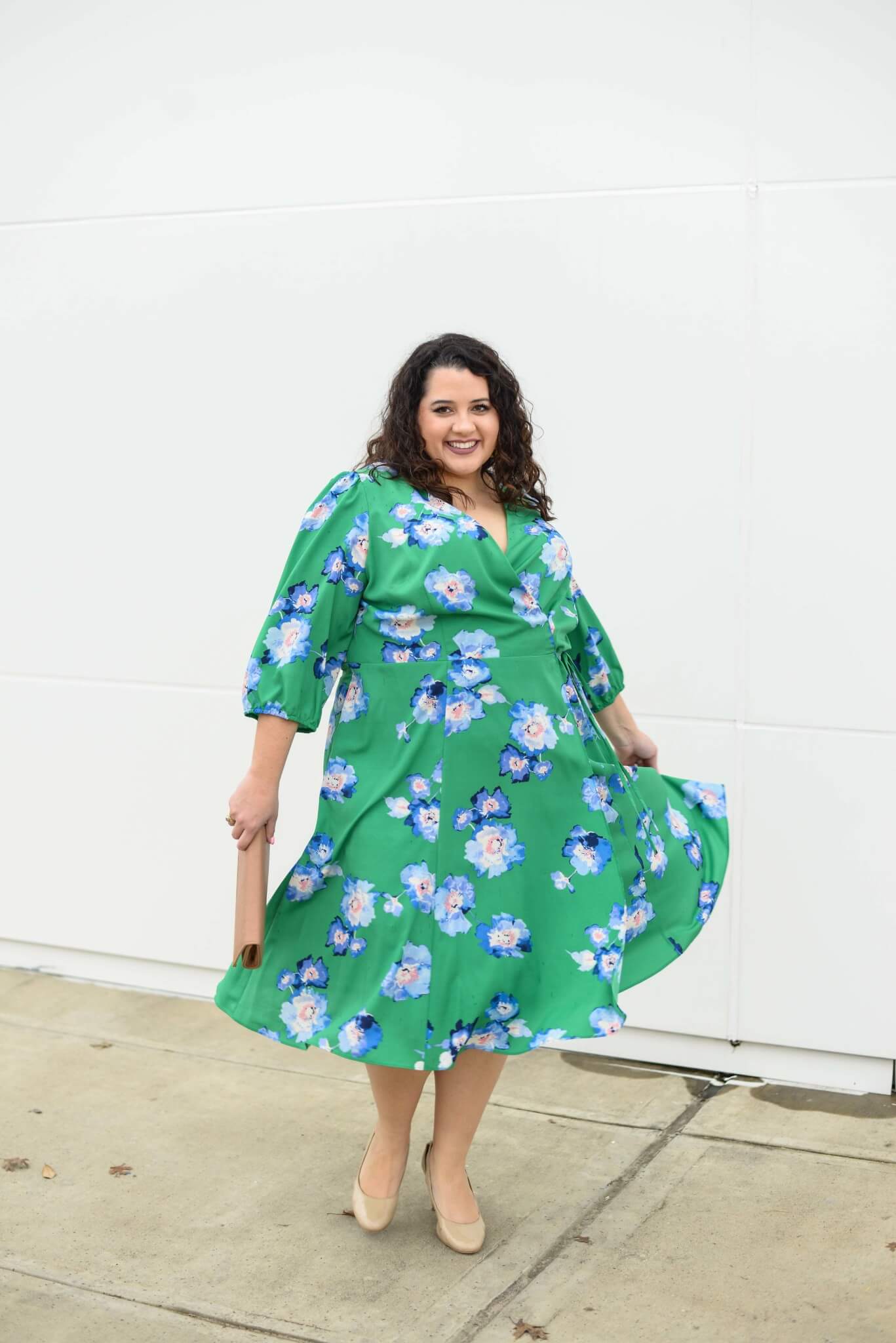 Easter weekend is just around the corner and this green floral plus size faux wrap dress is perfect for Easter Sunday brunch.