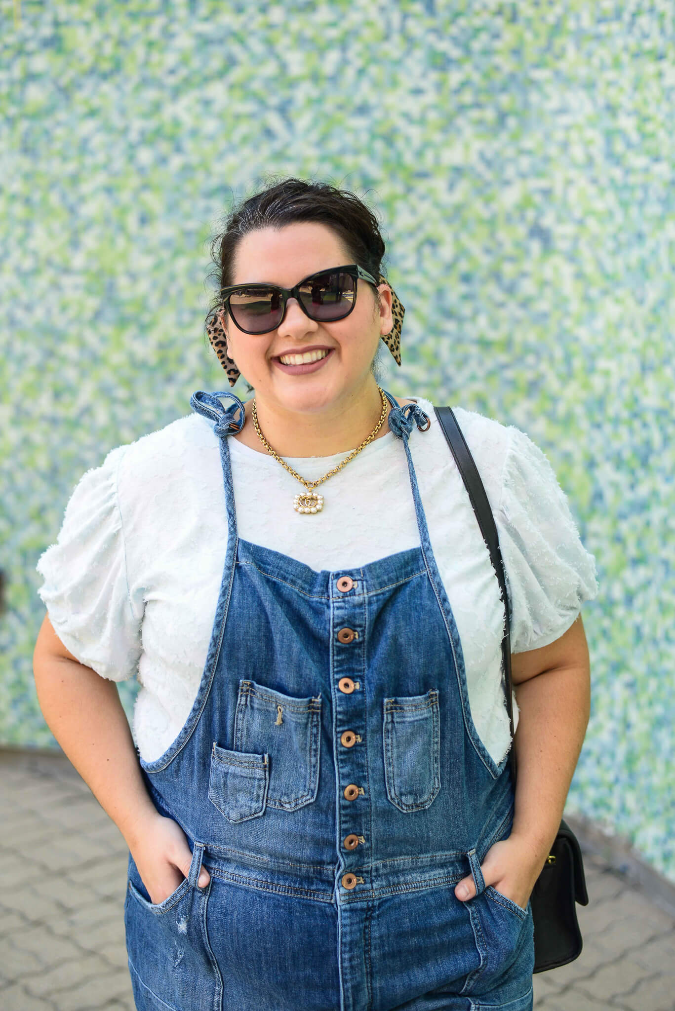 Feeling like a 90s baby in these overalls, a statement necklace and a gorgeous scrunchy